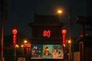 春潮渐起海报，解冻河面上的浮冰与远处炊烟
