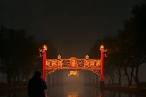 第九次告别封面，站台长椅与半开的行李箱